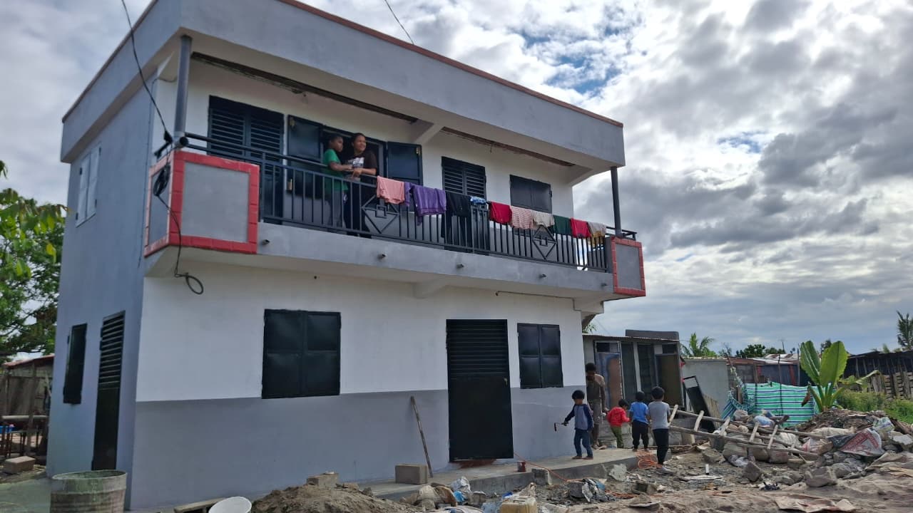 La maison et le terrain intérieur en cours d’aménagement